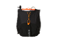 Mochila de corrida preta com detalhes laranja e sistema de hidratação.