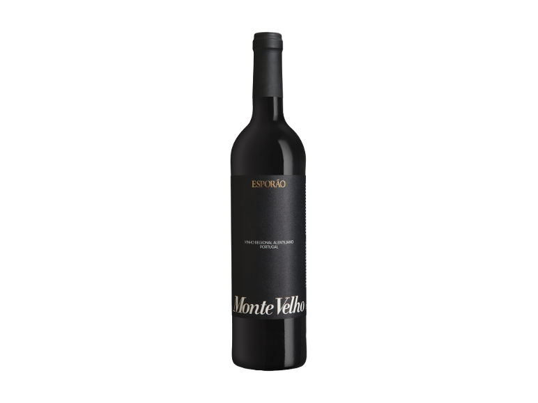 Garrafa de vinho tinto com rótulo preto e detalhes dourados.