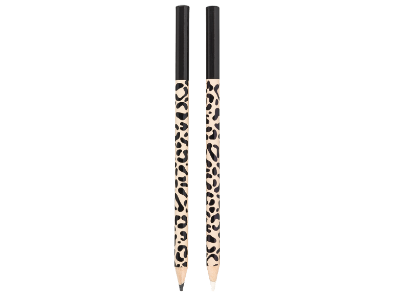 Dois lápis de maquilhagem com padrão de leopardo, um preto e um branco.