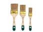 Conjunto de três pincéis de diferentes tamanhos com cabos de madeira.