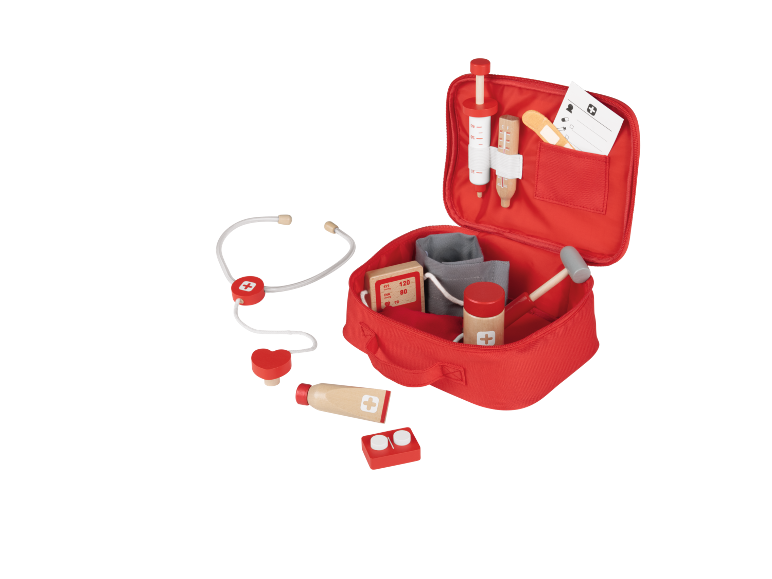 Kit médico de brinquedo de madeira com estetoscópio, seringa e mala vermelha.