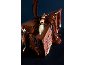 Fatia de bolo de chocolate com cobertura de chocolate derretido e pauzinho decorativo