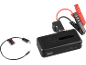 Arrancador de bateria portátil preto com pinças de arranque vermelhas e pretas, e cabo de carregamento USB.