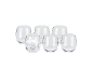Conjunto de seis copos transparentes sem haste, um cheio de gelo e água com gás.
