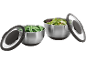 Duas taças de aço inoxidável com tampas, uma com ervilhas e outra com alface.