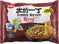 Embalagem de noodles ramen de carne com uma tigela de prato preparado.