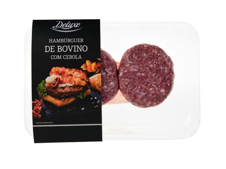 Hambúrgueres de bovino crus com cebola Deluxe em embalagem, com sugestão de apresentação.