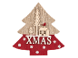 Decoração de Natal em madeira em forma de árvore com inscrição XMAS, uma casa e árvores.