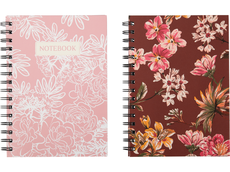 Dois cadernos de espiral florais: um rosa com contornos brancos, um vermelho escuro com flores coloridas.