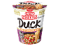 Copo de noodles ramen com sabor a pato e cebola doce, pronto em 3 minutos.