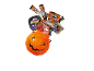 Doces de Halloween e guloseimas de gelatina num balde de abóbora laranja.