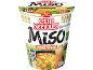Copo de noodles instantâneos sabor miso e vegetais, pronto em 3 minutos.