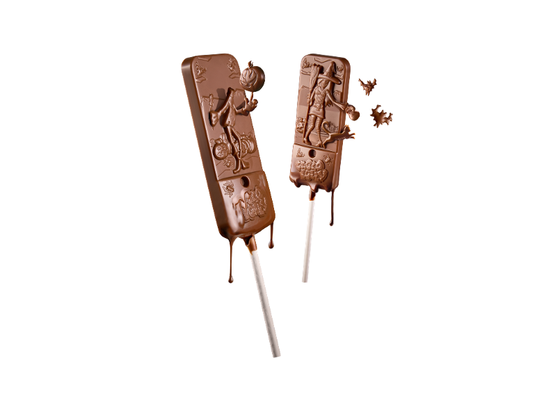 Dois chupa-chupas de chocolate com tema de Halloween, com um espantalho e uma bruxa.