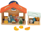 Presépio de madeira com figuras e animais, mais formas decorativas.