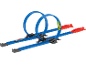 Pista de corrida com dois loops e dois carros de brinquedo em movimento.