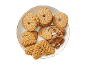 Biscoitos de manteiga açucarados e em forma de folha com amêndoas num prato.