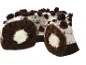 Bolo de chocolate com recheio de creme branco e cobertura de bolacha esfarelada.