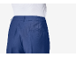Calças azuis femininas de cintura alta com bolsos traseiros, combinadas com uma t-shirt branca.
