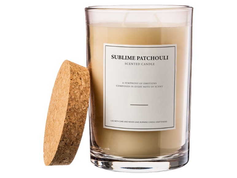 Vela perfumada em frasco de vidro com tampa de cortiça, rotulada 'SUBLIME PATCHOULI'