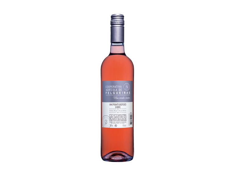 Uma garrafa de vinho rosé frisante com tampa de rosca num fundo preto.