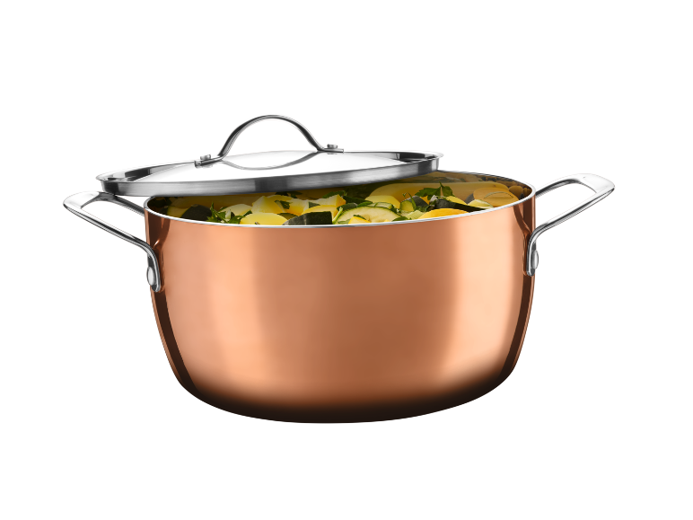 Panela de cobre com tampa de metal, cheia de vegetais picados