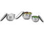 Três tigelas de aço inoxidável com tampas, duas cheias de salada e ervilhas.
