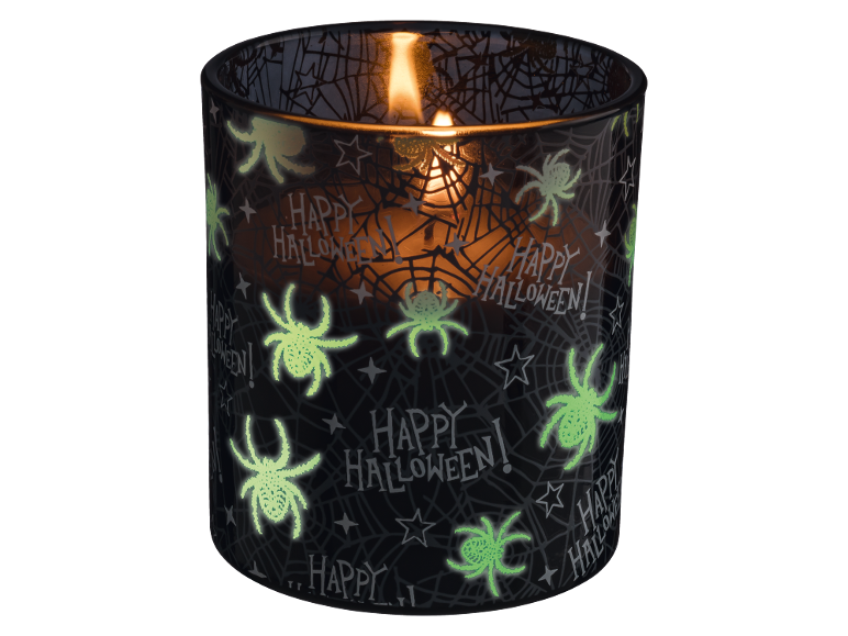 Vela de Halloween em castiçal de vidro com teias de aranha, aranhas e texto 'Happy Halloween!'