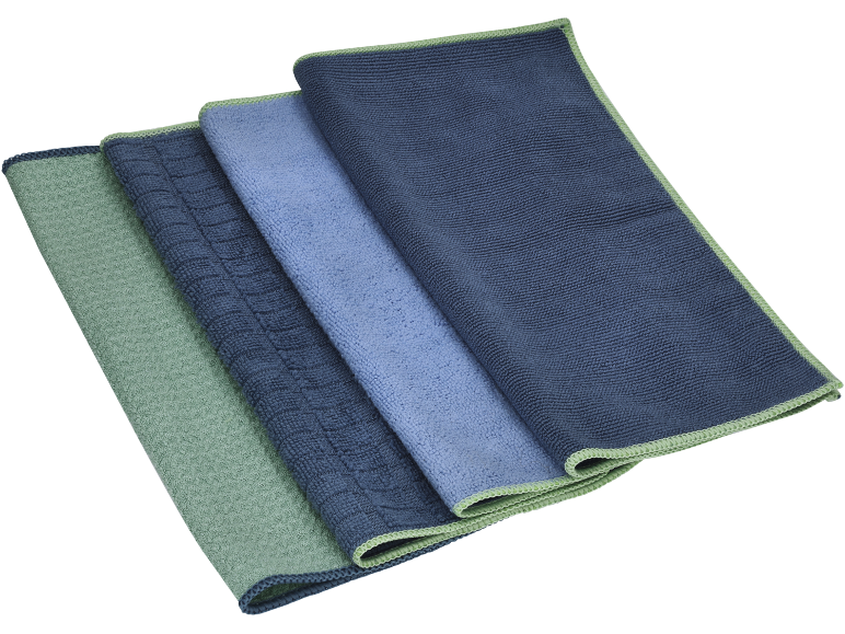 Quatro panos de microfibra dobrados em tons de azul e verde.