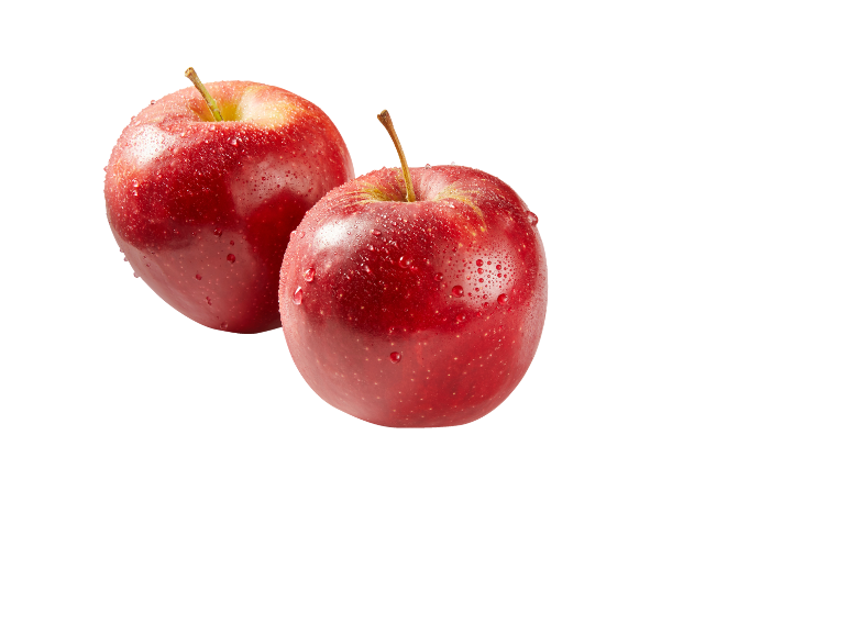 Duas maçãs vermelhas frescas com gotas de água sobre um fundo preto.
