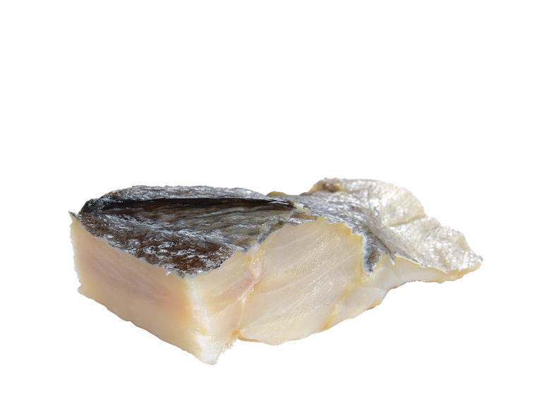 Pedaço de bacalhau salgado Ocean Sea com pele visível.