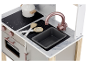 Cozinha de brincar de madeira com bancada de mármore, detalhes em ouro rosa, placa, lava-loiça e utensílios.