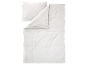 Conjunto de cama branco enrugado com almofada e edredão.