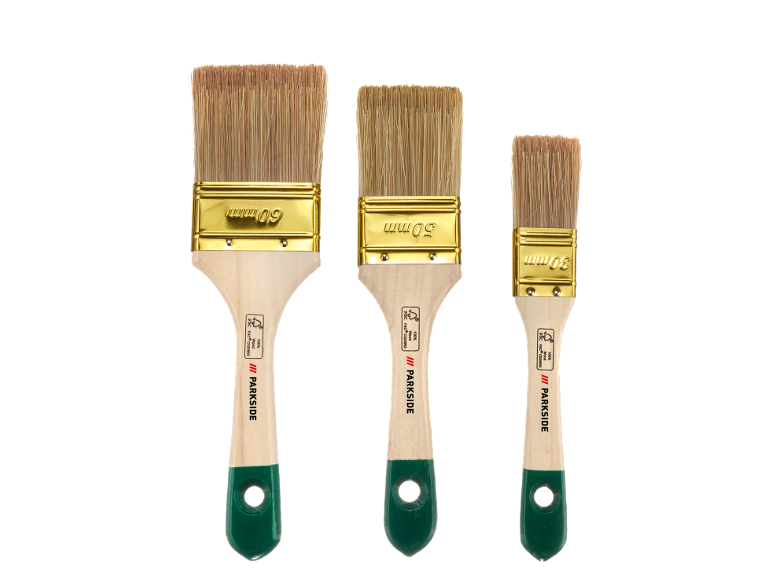 Conjunto de três pincéis de diferentes tamanhos com cabos de madeira.