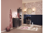 Casa de banho elegante com armários cinzento-escuros, parede rosa e papel de parede floral.