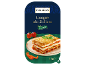 Embalagem de lasanha vegetariana siciliana com prato preparado, tomates e pimentões.