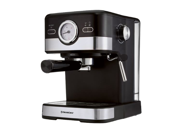 Máquina de café expresso preta com detalhes prateados, medidor de temperatura e botões.
