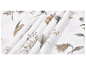 Tecido branco com padrão de flores e folhas castanhas e verdes