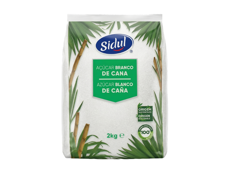 Embalagem de 2 kg de açúcar branco de cana com origem sustentável e embalagem reciclável.