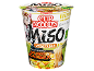 Copo de noodles com ramen miso vegetal e personagem de anime.