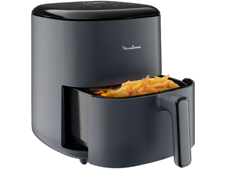 Fritadeira de ar quente cinzenta escura com cesto estendido cheio de batatas fritas douradas.