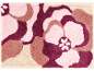 Tapete de banho floral com padrão abstrato de flores em tons de rosa, roxo e bege.