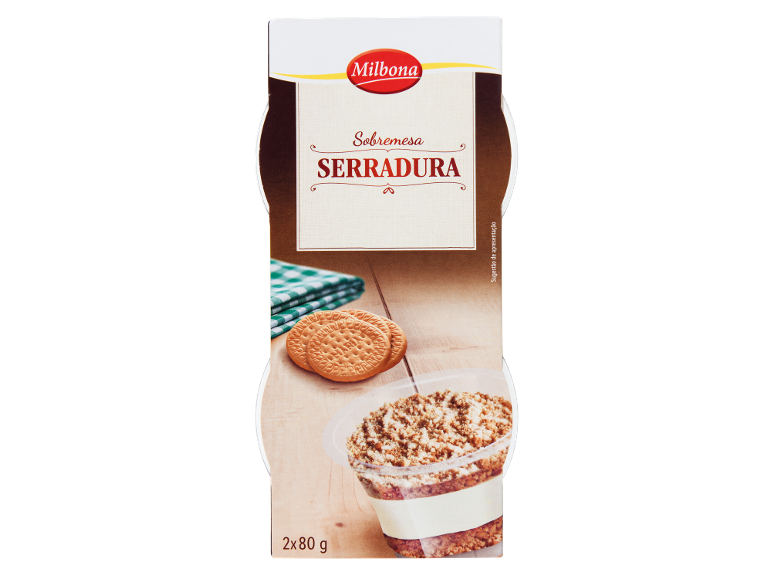 Embalagem de sobremesa Serradura com biscoitos e um copo de sobremesa em camadas.