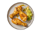 Três coxas de frango assadas com salada de batata e pepino num prato.