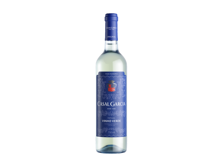 Garrafa de vinho branco com rótulo azul apresentando um brasão e padrões florais.