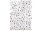 Capa de edredão e fronha com padrão floral em tons terrosos.