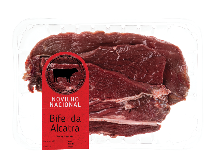 Carne de vaca crua em embalagem, com rótulo „NOVILHO NACIONAL Bife da Alcatra“.
