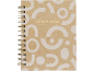 Agenda de estudo em espiral com capa bege, formas brancas abstratas e texto em folha dourada.