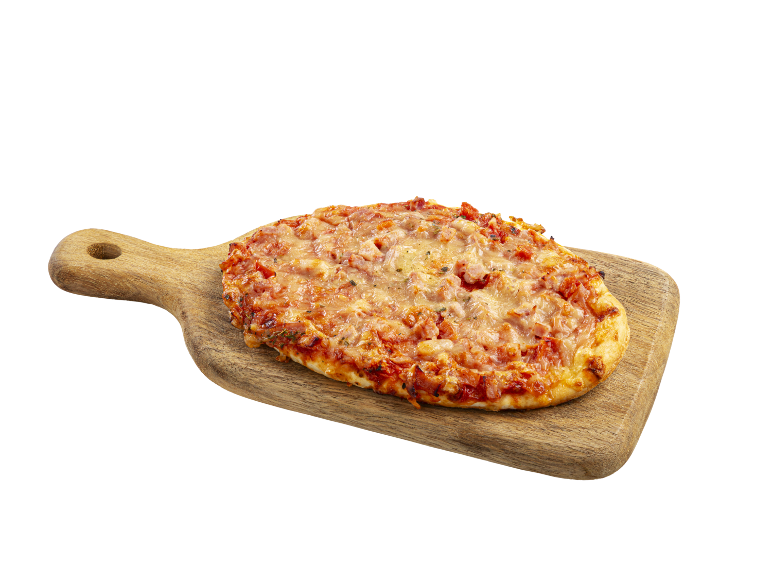 Pizza redonda numa tábua de cortar de madeira.