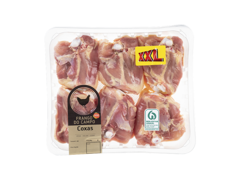 Embalagem de coxas de frango do campo, com etiquetas XXL e de bem-estar animal.