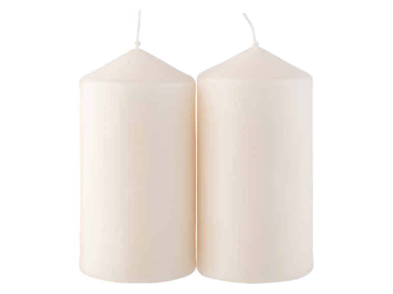 Duas velas cilíndricas de cor creme com pavios, sobre fundo preto.